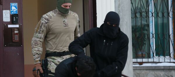 Силовики выводят из подъезда дома № 11 на улице Наметкина одного из участников диверсионно-террористической группы, готовившей серию терактов в Москве Силовики выводят из подъезда дома № 11 на улице Наметкина одного из участников диверсионно-террористической группы, готовившей серию терактов в Москве - Sputnik Тоҷикистон