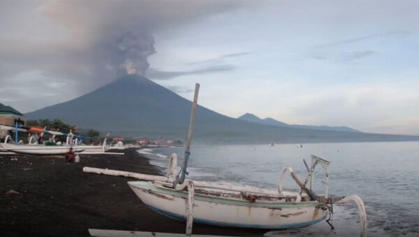 Вулкан Агунг на Бали выбросил столб дыма и пепла - Sputnik Таджикистан