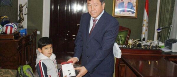 Министр МВД РТ Рамазон Рахимзода подарил часы молодому спортсмену, архивное фото - Sputnik Тоҷикистон