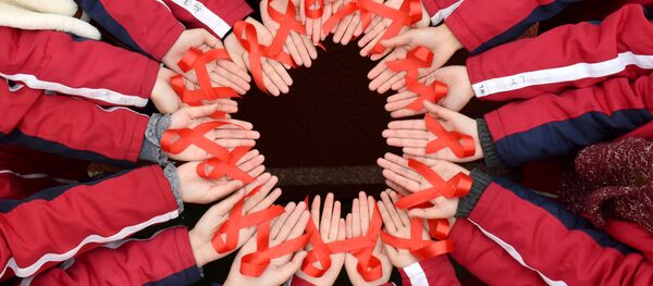 Студенты держат красные ленты во время мероприятия, чтобы отметить Всемирный день борьбы со СПИДом в средней школе в Хэфэй, провинция Аньхой, Китай Студенты держат красные ленты во время мероприятия, чтобы отметить Всемирный день борьбы со СПИДом в средней школе в Хэфэй, провинция Аньхой, Китай - Sputnik Таджикистан