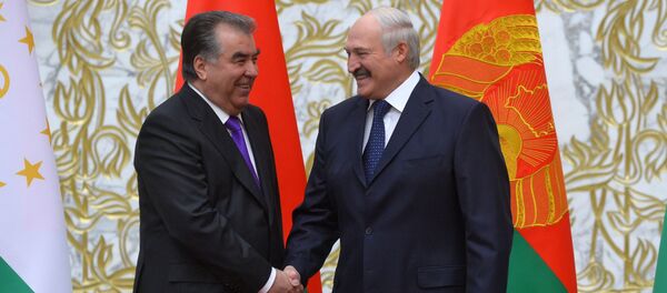 Президент Белоруссии Александр Лукашенко и президент Таджикистана Эмомали Рахмон Президент Белоруссии Александр Лукашенко и президент Таджикистана Эмомали Рахмон - Sputnik Таджикистан