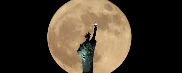 Суперлуние 2 декабря 2017 года Суперлуние 2 декабря 2017 года - Sputnik Таджикистан