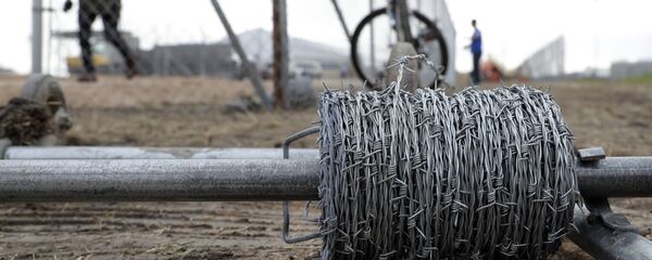 Установка ограждения на границе, архивное фото - Sputnik Таджикистан