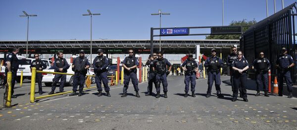 Сотрудники пограничной службы Соединенных Штатов блокируют въездные пути, архивное фото Сотрудники пограничной службы Соединенных Штатов блокируют въездные пути, архивное фото - Sputnik Таджикистан