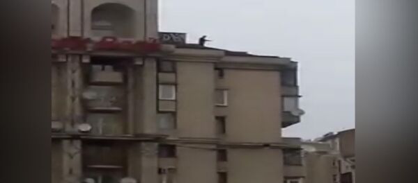 Кадры с Саакашвили, угрожающим спрыгнуть с крыши восьмиэтажного дома в Киеве - Sputnik Тоҷикистон