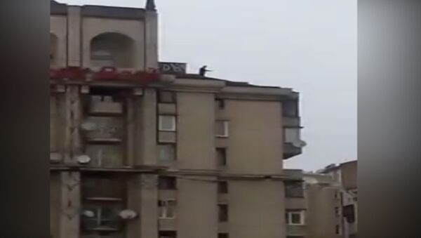 Кадры с Саакашвили, угрожающим спрыгнуть с крыши восьмиэтажного дома в Киеве - Sputnik Тоҷикистон