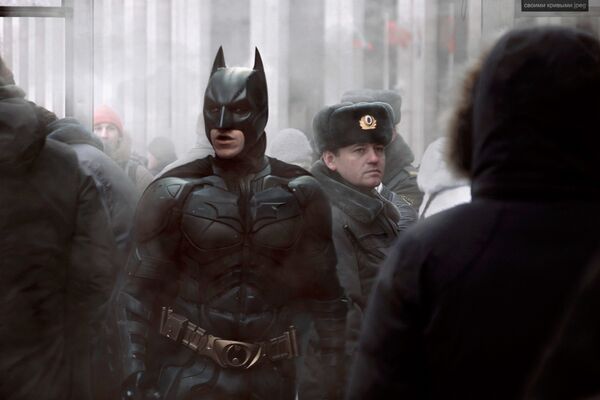 Бэтмен рядом с российским полицейским - Sputnik Таджикистан