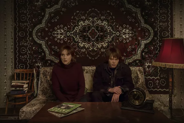 Қаҳрамонони филми  Stanger Things дар манзили сохти шӯравӣ - Sputnik Тоҷикистон