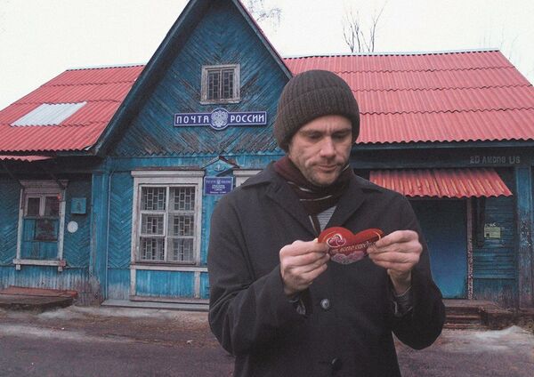 Джим Керри с валентинкой От всего сердца у здания Почты России - Sputnik Таджикистан