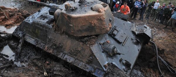 Танк Т-34, найденный поисковым отрядом в Псковской области - Sputnik Таджикистан