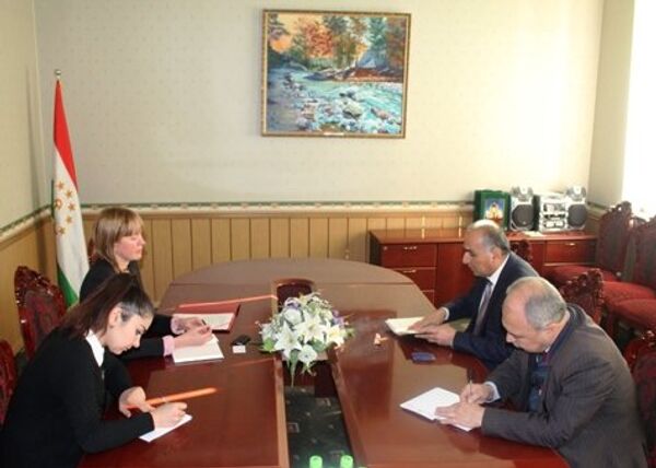 Министр культуры РТ Шамсиддин Орумбекзода и Директор Представительства ЮНЕСКО в Алма-Ате Криста Пиккат  - Sputnik Тоҷикистон