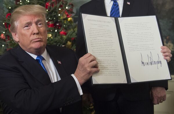 Президент США Дональд Трамп подписал меморандум о признании Иерусалима столицей Израиля Президент США Дональд Трамп подписал меморандум о признании Иерусалима столицей Израиля - Sputnik Таджикистан