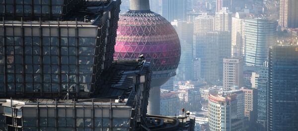 Башня Цзинь Мао и телебашня Восточная жемчужина  в Шанхае - Sputnik Таджикистан