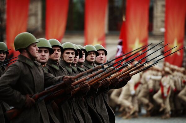 Военнослужащие во время марша, посвященного 76-й годовщине военного парада 1941 года, на Красной площади в Москве - Sputnik Таджикистан