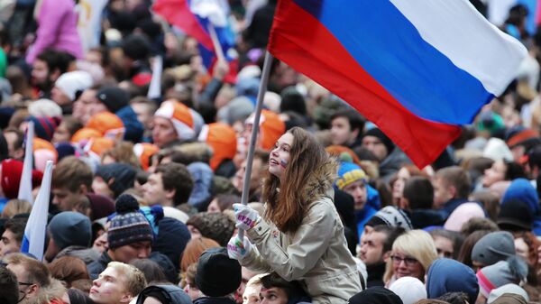 Посетители перед началом митинг-концерта Россия объединяет! на большой спортивной арене Лужники в Москве - Sputnik Таджикистан