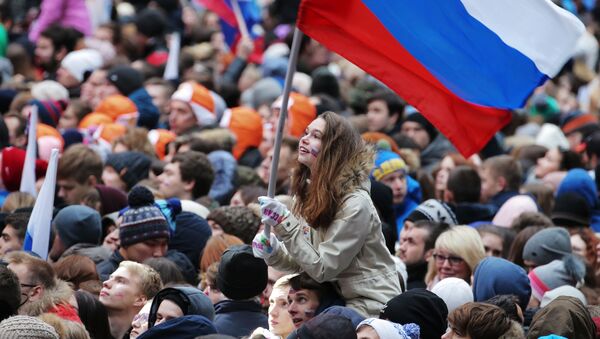 Посетители перед началом митинг-концерта Россия объединяет! на большой спортивной арене Лужники в Москве - Sputnik Таджикистан
