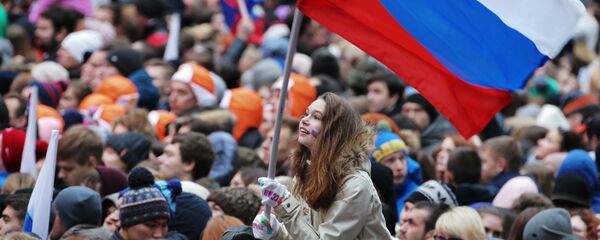 Посетители перед началом митинг-концерта Россия объединяет! на большой спортивной арене Лужники в Москве - Sputnik Таджикистан
