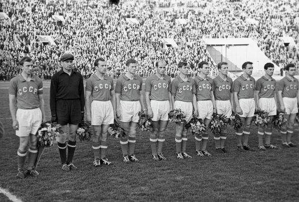 Сборная СССР - триумфаторы чемпионата Европы 1960 года Сборная СССР - триумфаторы чемпионата Европы 1960 года - Sputnik Таджикистан