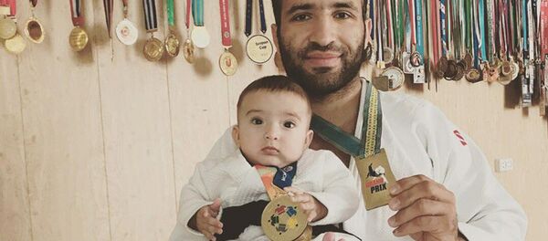 Комроншох Устопириён с сыном, архивное фото - Sputnik Тоҷикистон