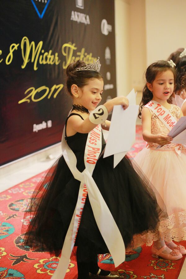 Вручение дипломов победителям двух детских номинаций: Mini Miss Photo - Париса Ходжаева и Mini Miss Top Model - Самира Рахмонбердиева Вручение дипломов победителям двух детских номинаций: Mini Miss Photo - Париса Ходжаева и Mini Miss Top Model - Самира Рахмонбердиева - Sputnik Таджикистан