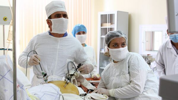 В военном госпитале 201-й РВБ впервые провели сложную лапароскопическую операцию  - Sputnik Тоҷикистон