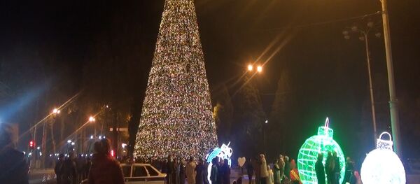 В Душанбе по инициативе мэра города Рустама Эмомали установили светодиодную елку - Sputnik Тоҷикистон