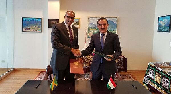 Постоянные представители Республики Таджикистан и Ямайки при ООН Махмадамин Махмадаминов и Куртенай Раттрай. - Sputnik Тоҷикистон