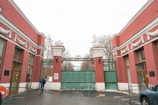 Васияти гумшудаи шоир: Оромгоҳи устод Лоҳутиро ба Тоҷикистон барем? - Sputnik Тоҷикистон