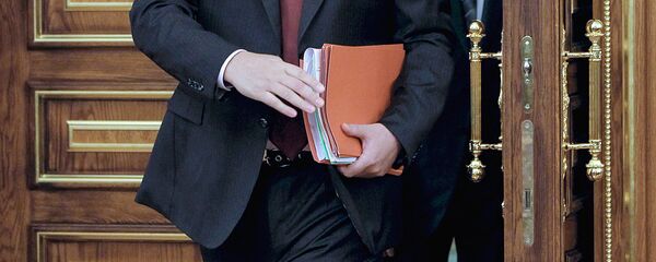 Чиновник выходит из кабинета - Sputnik Тоҷикистон