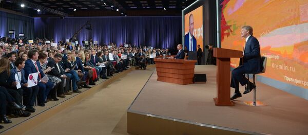Ежегодная большая пресс-конференция президента РФ Владимира Путина - Sputnik Таджикистан
