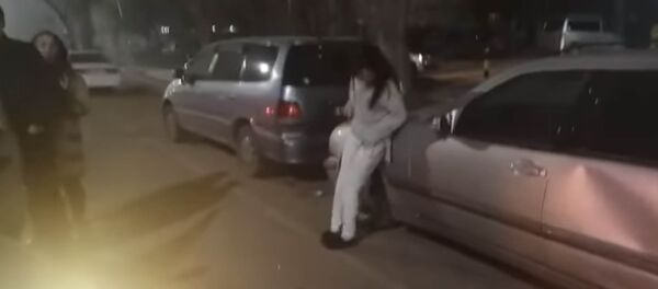 ДТП в Бишкеке, пьяная женщина - Sputnik Таджикистан