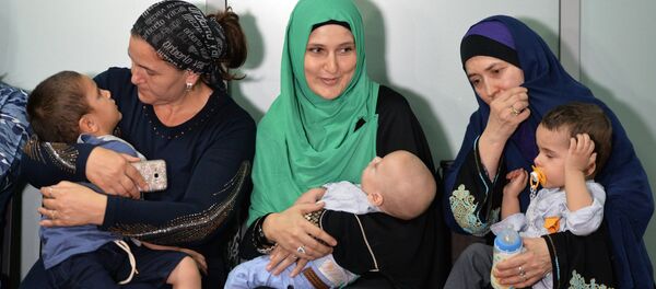 Встреча спасенных в Ираке российских детей в аэропорту Грозного, архивное фото - Sputnik Тоҷикистон