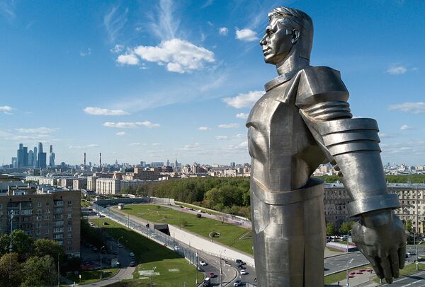 Памятник Ю.А. Гагарину на Ленинском проспекте - Sputnik Таджикистан