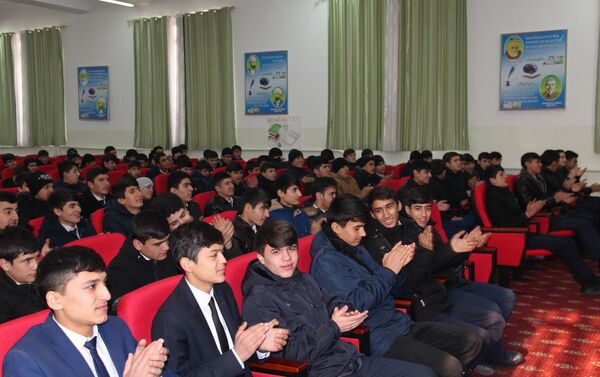 Ветераны 201-й военной базы провели урок мужества в одной из школ Душанбе - Sputnik Таджикистан