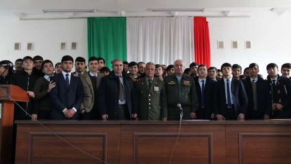 Ветераны 201-й военной базы провели урок мужества в одной из школ Душанбе - Sputnik Таджикистан