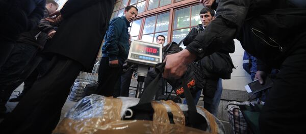 Перронный контроль пассажиров поезда Москва-Душанбе, архивное фото - Sputnik Таджикистан