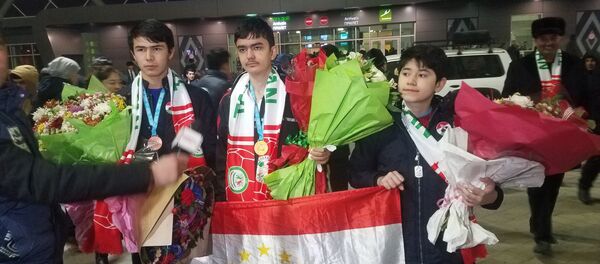 Ученик 9-го класса Таджикско-Русского Лицея Хотам и ПВ Пиров Далер в центре Ученик 9-го класса Таджикско-Русского Лицея Хотам и ПВ Пиров Далер в центре - Sputnik Тоҷикистон