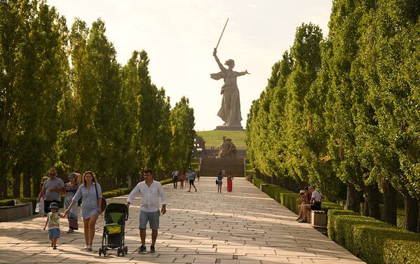 Родина-мать зовет! - центр памятника-ансамбля Героям Сталинградской битвы - Sputnik Таджикистан