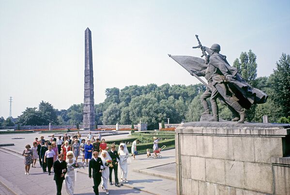 Памятник 1200 гвардейцам - Sputnik Таджикистан