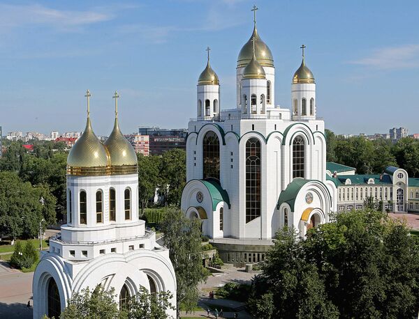 Собор Христа Спасителя (на заднем плане) и Церковь Петра и Февронии - Sputnik Таджикистан