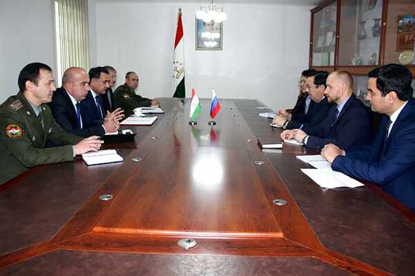 Визит российской делегации в Комитет по чрезвычайным ситуациям и гражданской обороны Таджикистана Визит российской делегации в Комитет по чрезвычайным ситуациям и гражданской обороны Таджикистана - Sputnik Таджикистан