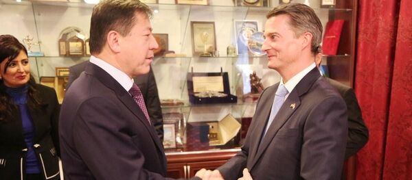 Рамазон Раҳимзода ва кордори муваққатии Сафорати Иёлоти Муттаҳидаи Амрико дар Ҷумҳурии Тоҷикистон Кевин Коверт Рамазон Раҳимзода ва кордори муваққатии Сафорати Иёлоти Муттаҳидаи Амрико дар Ҷумҳурии Тоҷикистон Кевин Коверт - Sputnik Тоҷикистон