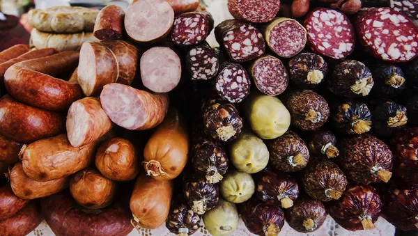 Мясная продукция на прилавке