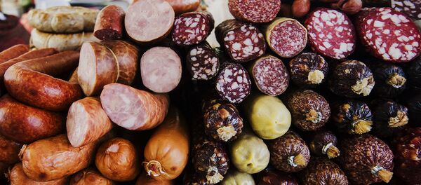 Мясная продукция на прилавке - Sputnik Тоҷикистон