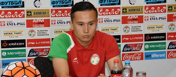 Полузащитник национальной сборной Таджикистана Парвизджон Умарбоев, архивное фото Полузащитник национальной сборной Таджикистана Парвизджон Умарбоев, архивное фото - Sputnik Таджикистан
