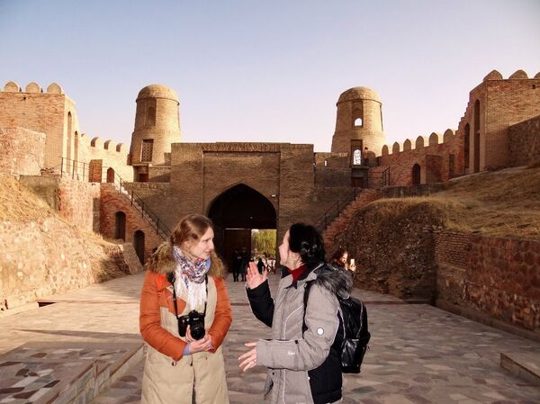 Послы русского языка на экскурсии в Гиссарской крепости, архивное фото - Sputnik Таджикистан