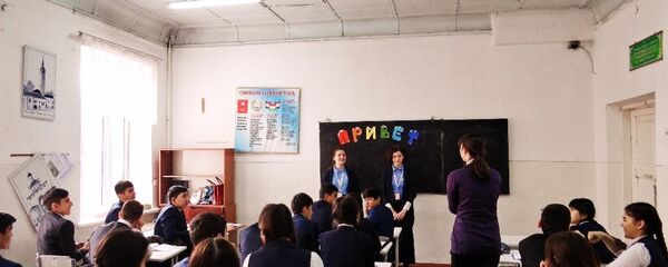 Послы русского языка на экскурсии на уроке в таджикской школе, архивное фото - Sputnik Таджикистан