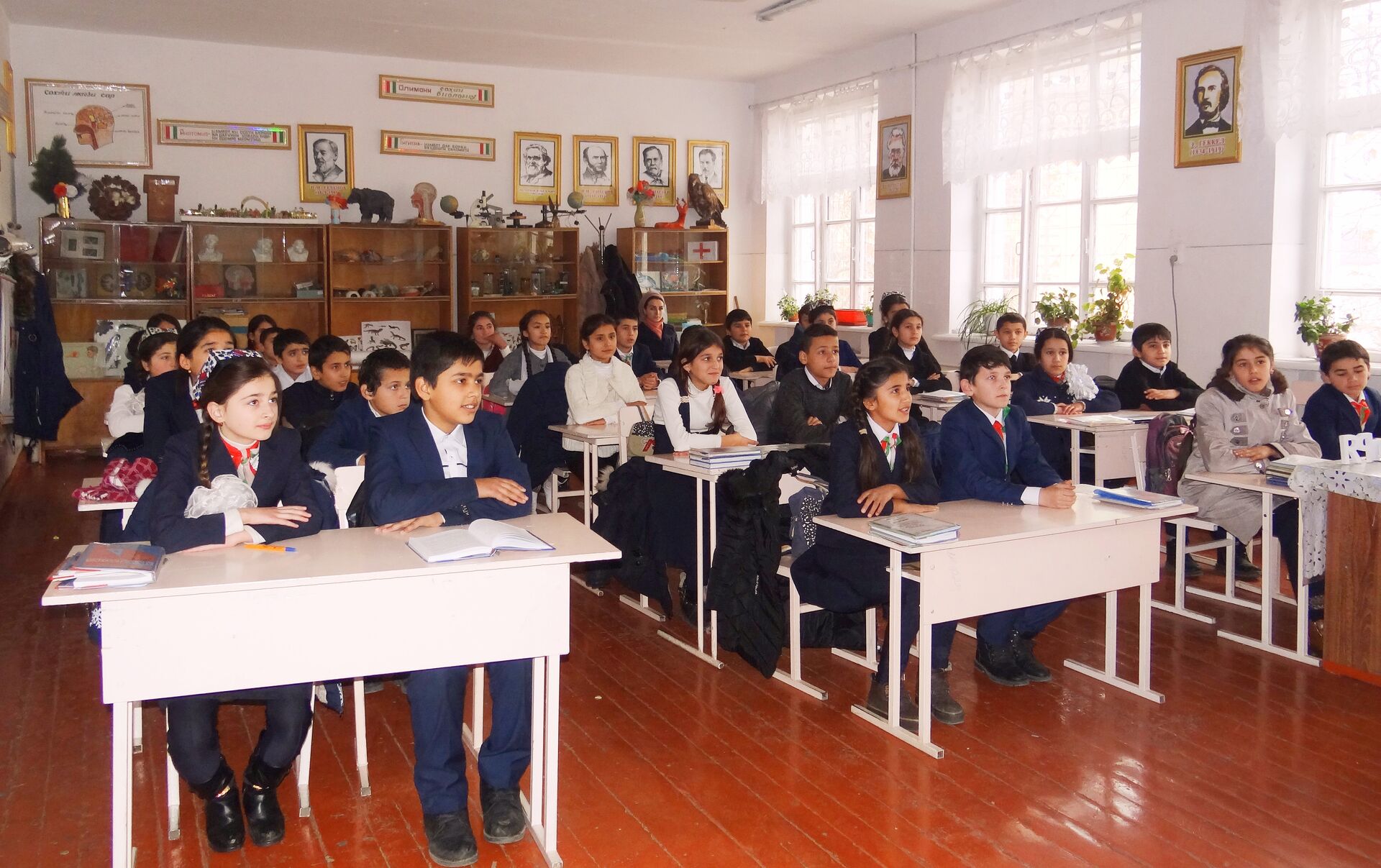 Российско таджикские школы. Школа в Таджикистане. Школьники Таджикистана. Российские школы в Таджикистане. Школьники Таджикистана в школе.