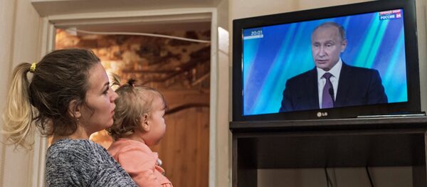 Трансляция выступления В. Путина, архивное фото Трансляция выступления В. Путина, архивное фото - Sputnik Таджикистан