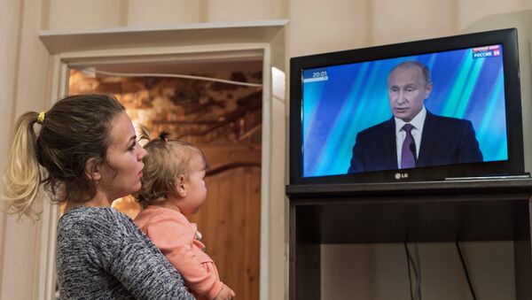 Трансляция выступления В. Путина, архивное фото - Sputnik Таджикистан